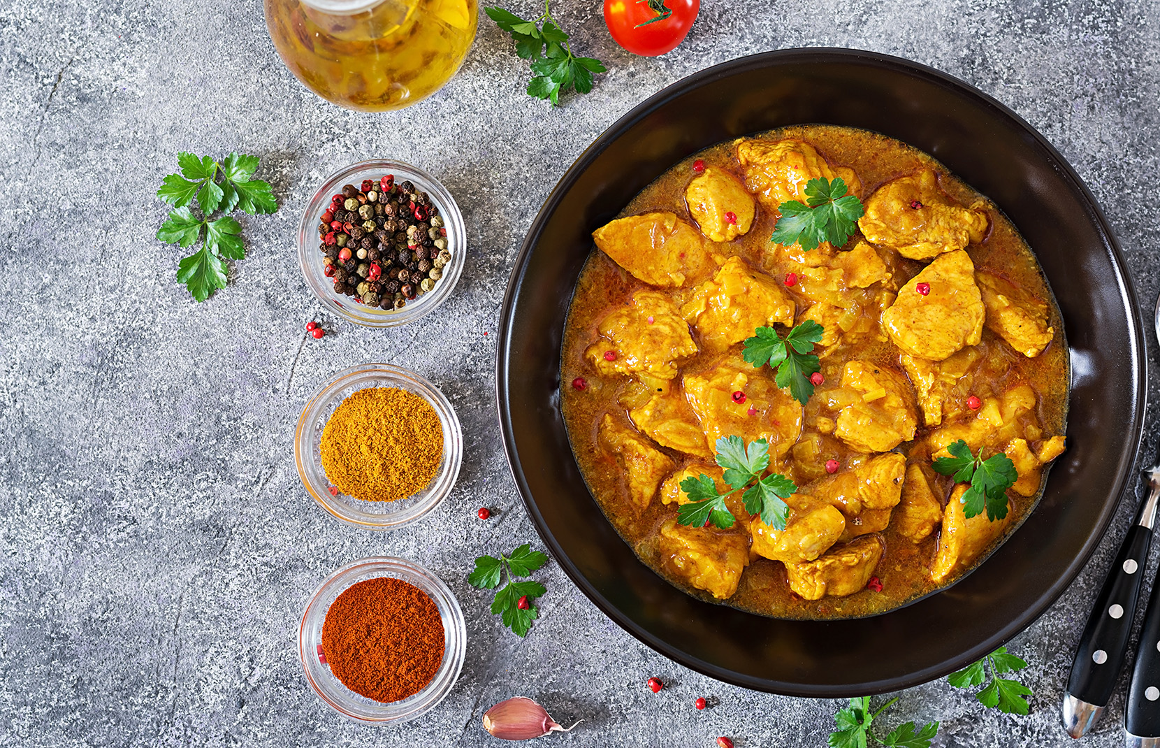 maslové-kura-v-miske-korenie-kurkuma-cierne-korenie-chilli